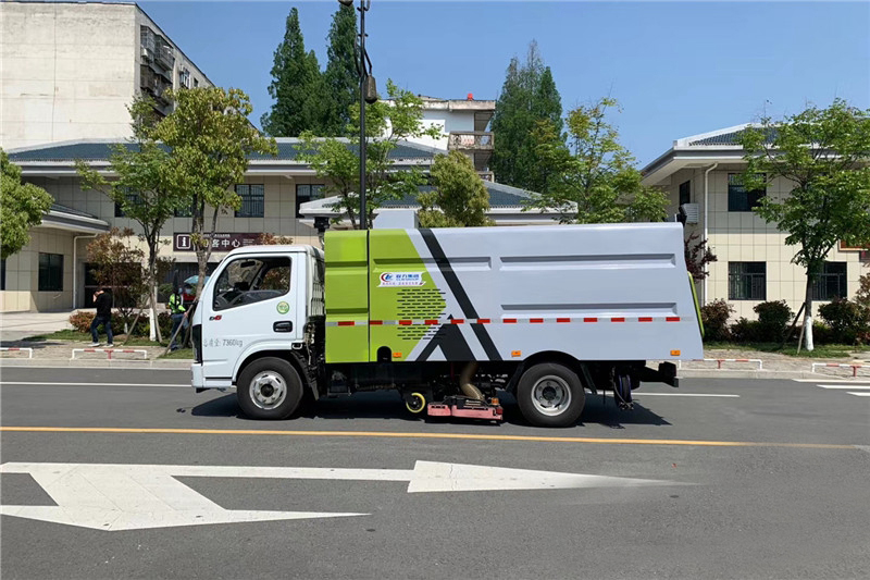 國(guó)六小多利卡5噸1水4塵吸塵車(chē)